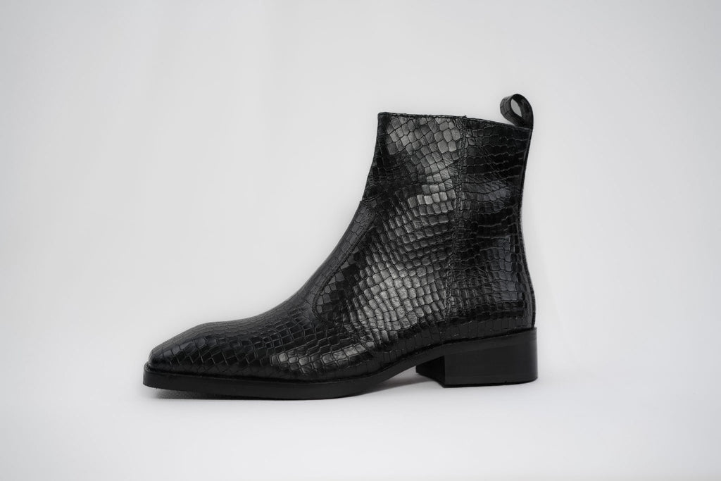 Onyx Krait chisel toe boots