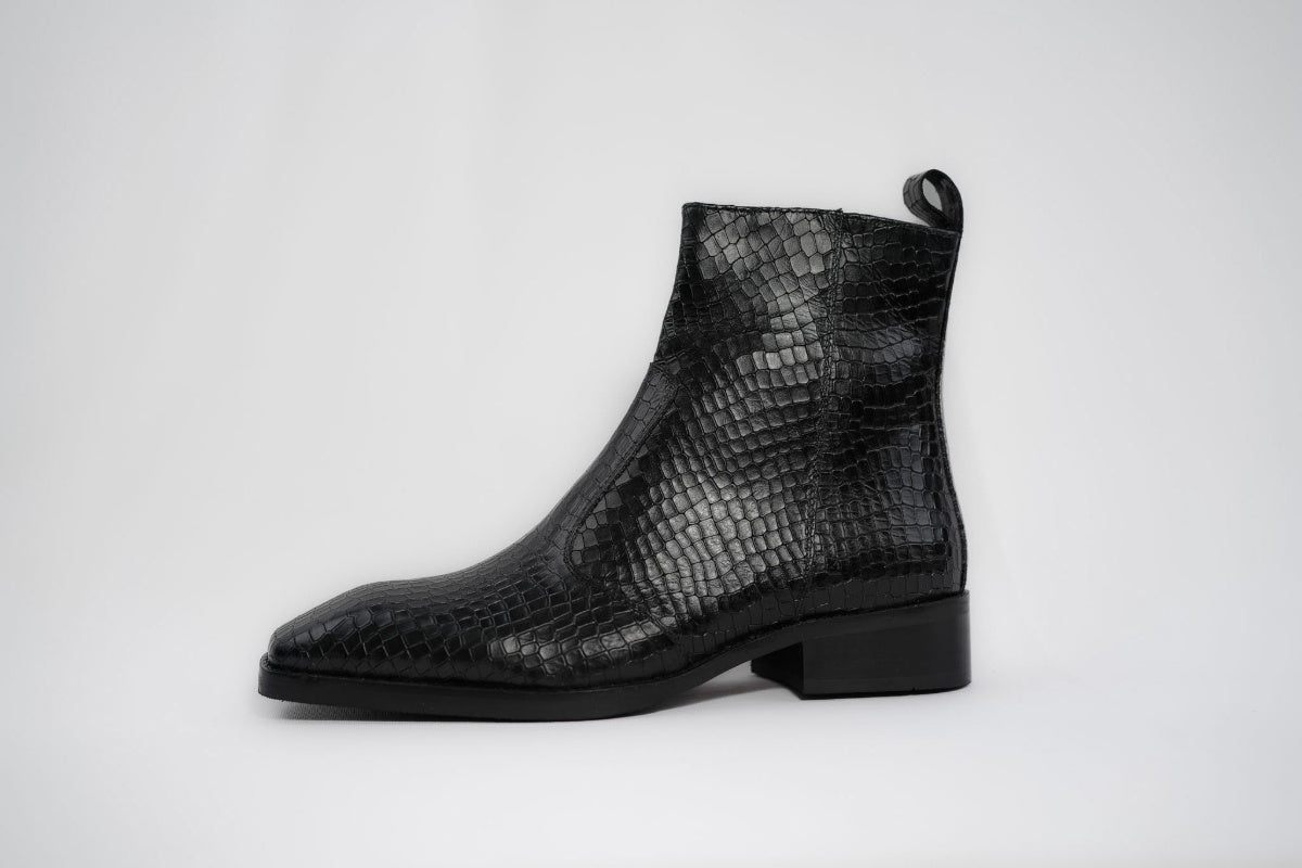 Onyx Krait chisel toe boots