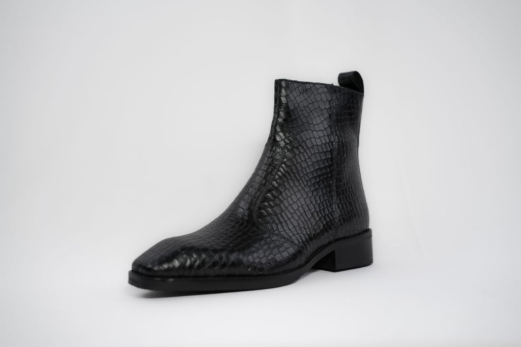 Onyx Krait chisel toe boots